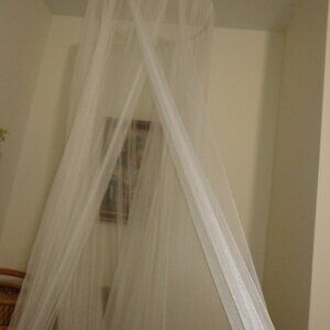 MOMBASA Siam Classic Bed Canopy White (Like New) Round Hoop /Ribbons